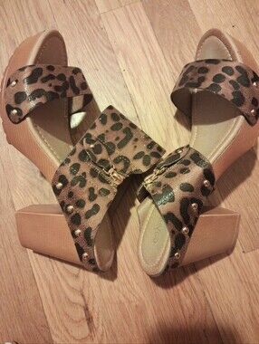 Fancy Never Worn Leopord Print Heels With Zipper On Side